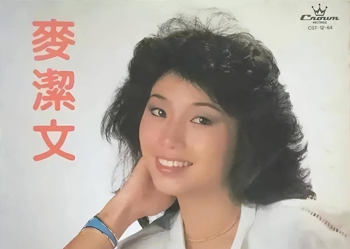 与3个女人有纠葛,无戏可演后卖保险,59岁江华直播瘦到脱相_万绮雯