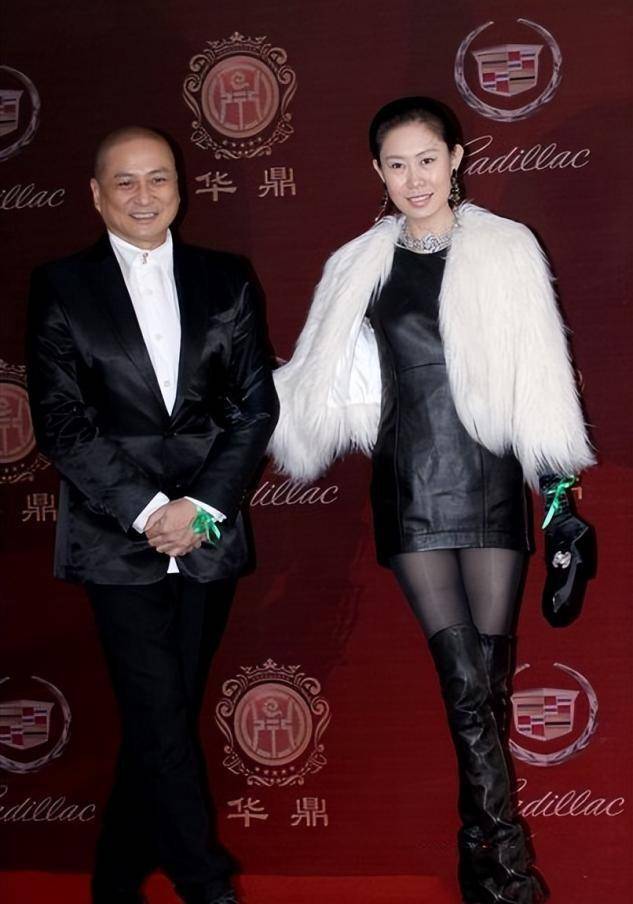 要说起皮草穿搭,我建议大家去看看64岁的汤镇业老婆文静,作为大龄女性