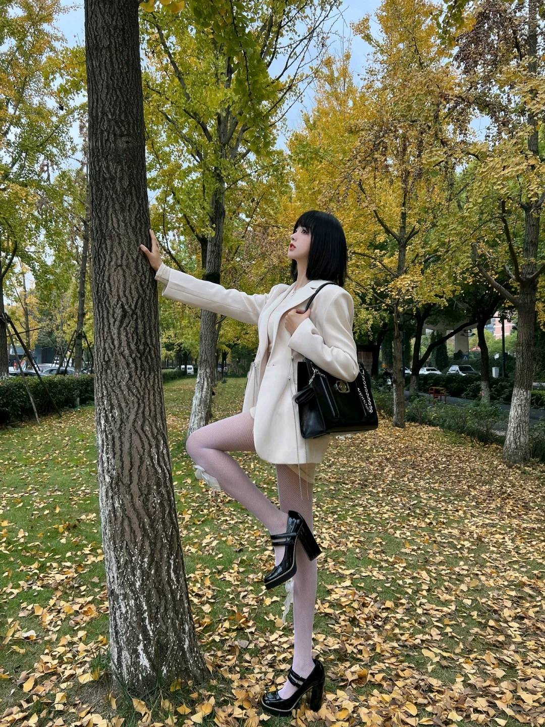 新春创作季# 春季时尚个性外套,纯白外套职场风,白丝高跟显腿长#大