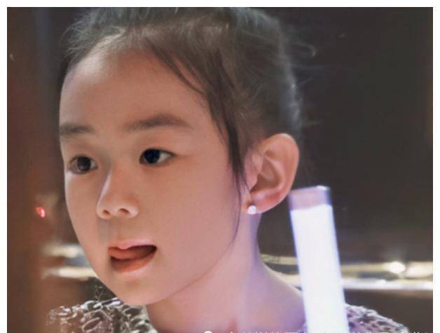 田亮女儿身高超过1.7米,戚薇女儿变脸,5位小明星的颜值让人意外