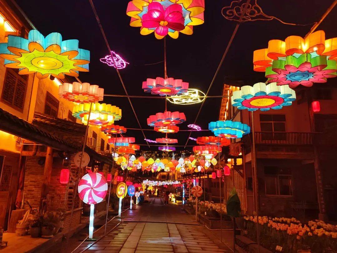 万家灯火也换上了夜晚的盛装白日里热闹的昭化西市氤氲朦胧,恍如梦中