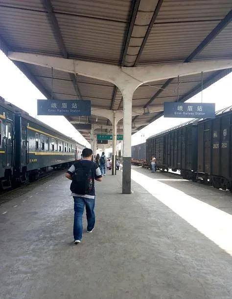 太少见,k1058次峨眉到西宁快速列车居然要在成都西站停靠49分钟_到达