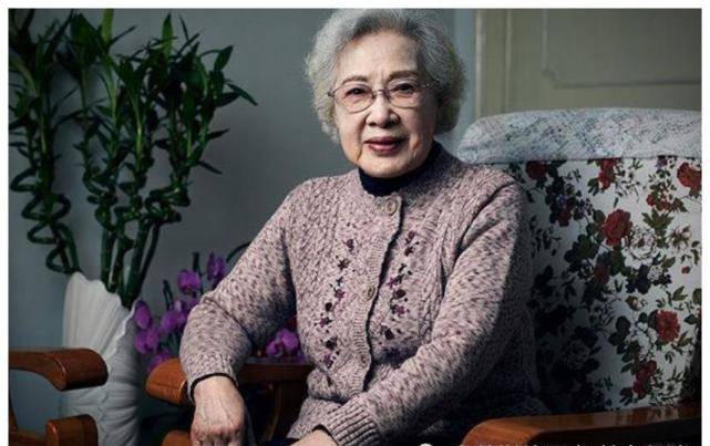 像这位奶奶一样,即便不是明星,即便年仅80岁,却依然慈祥,有亲和力