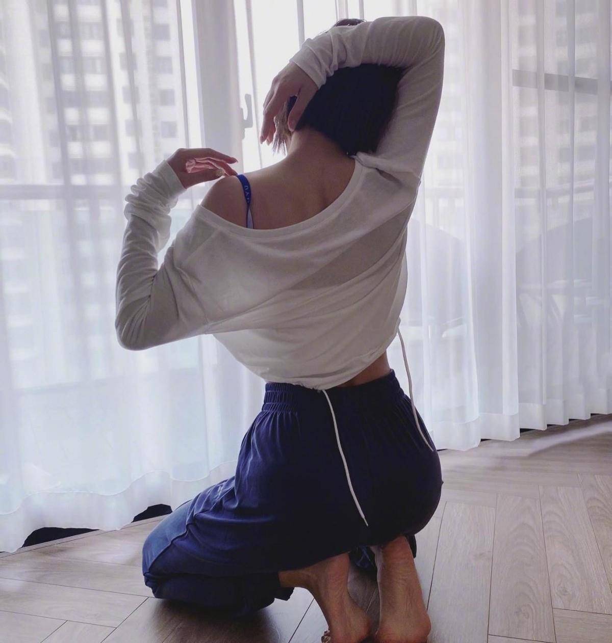 7岁杨丞琳晒健身照,衣服滑落半露香肩,穿运动背心马甲线超明显_瑜伽