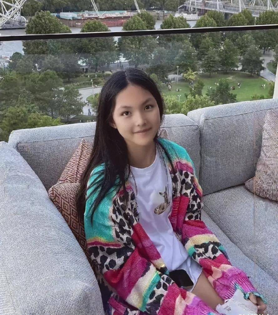 王诗龄现身机场身材复胖!