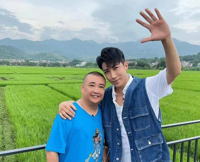 34岁的广州演员梁山山,戏里是伍燕的弟弟,现实中是广东人气歌手