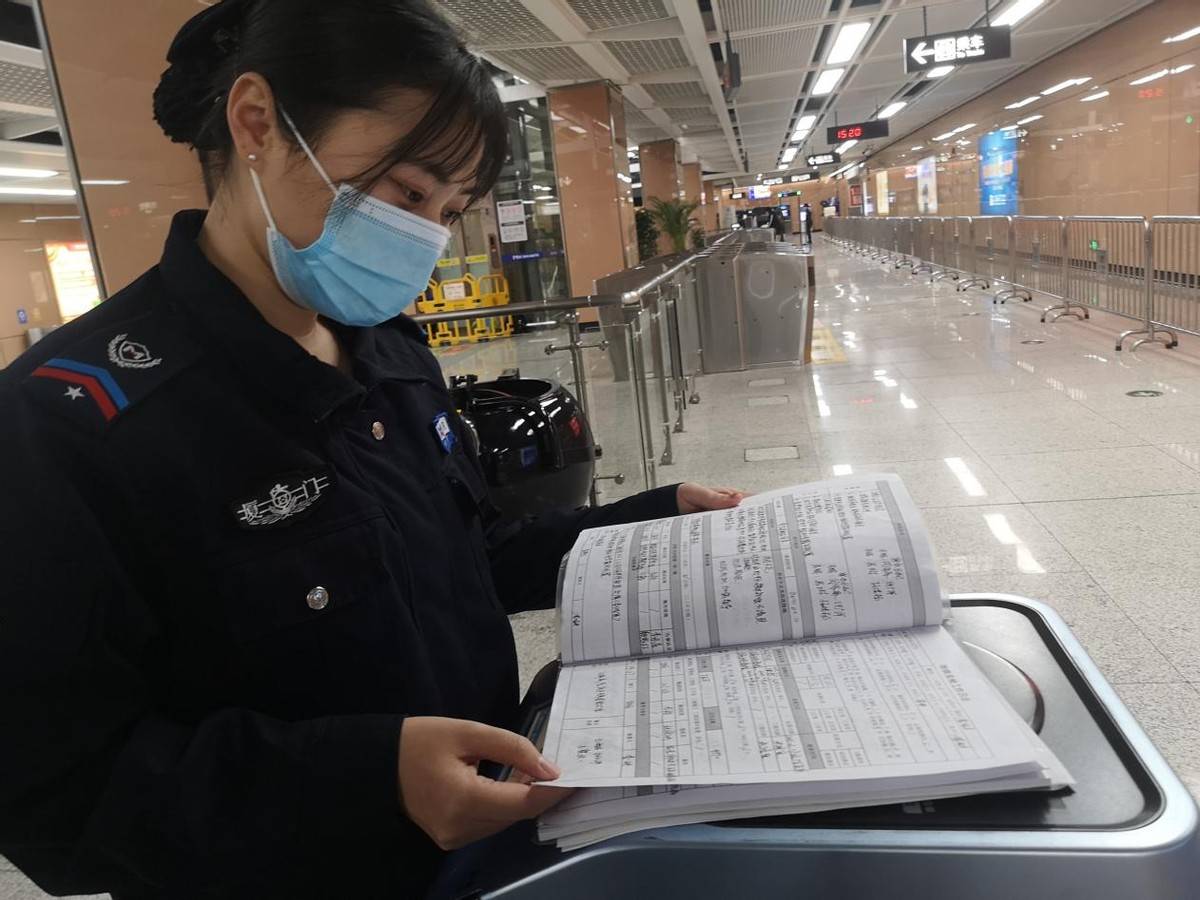 英盾安防厦门地铁女安保班长李映:平凡岗位不平凡的守护_工作_安检