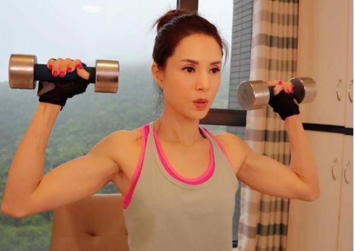 李若彤晒与张丰毅健身照,穿露脐装秀腹肌,65岁张丰毅身材更好_网友