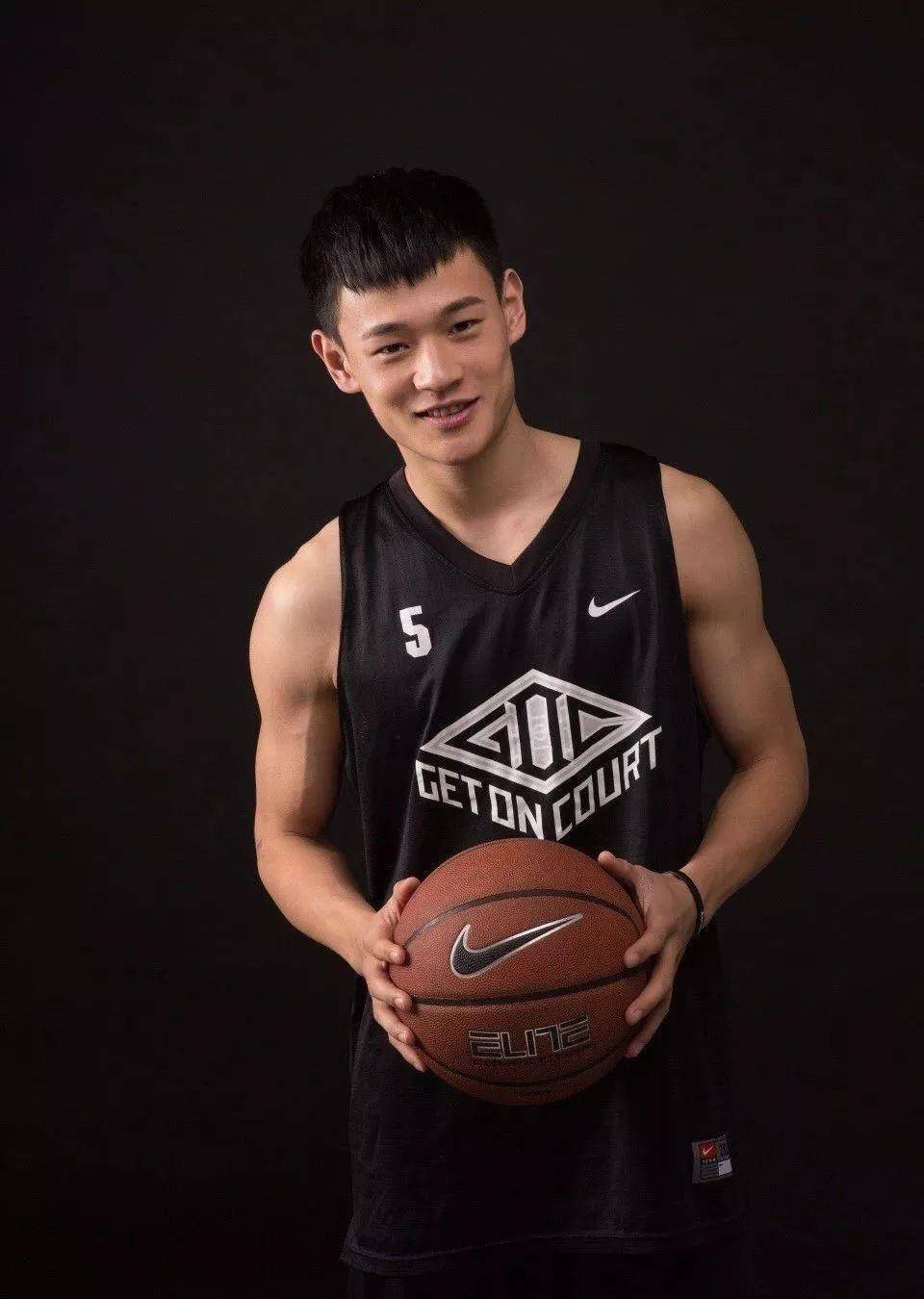 郑州大学187cm的校队篮球帅哥,又是一枚宝藏男孩