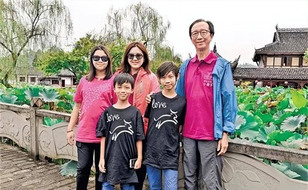 如今伏明霞与梁劲松的婚姻已经过了二十一个春秋.