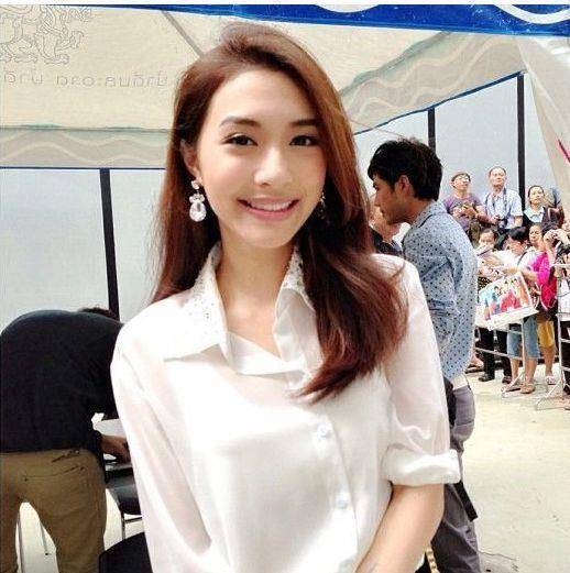 而且她的演技也很不错,是很受大家的喜爱,她的代表作品有《名门绅士之