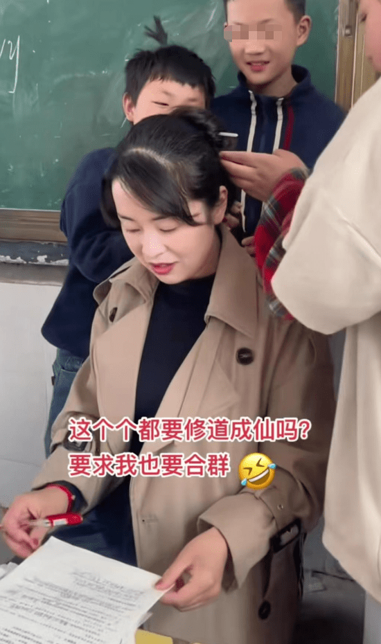 原创            小学班级里流行男生扎小辫，女生盘“道士头”，老师：就我不合群-男生扎小辫子的照片大全