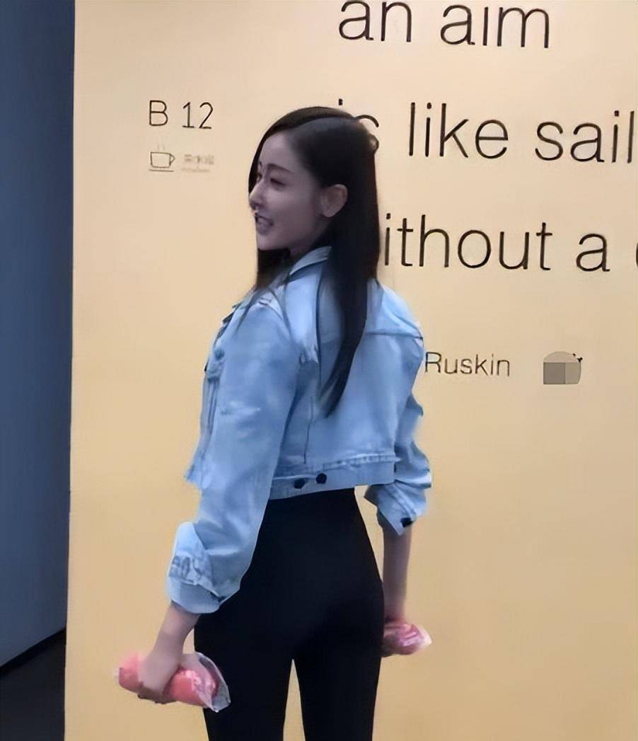 张天爱办公室做深蹲,看她屁股翘起的弧度,暴露了真实_锻炼_身材_自律