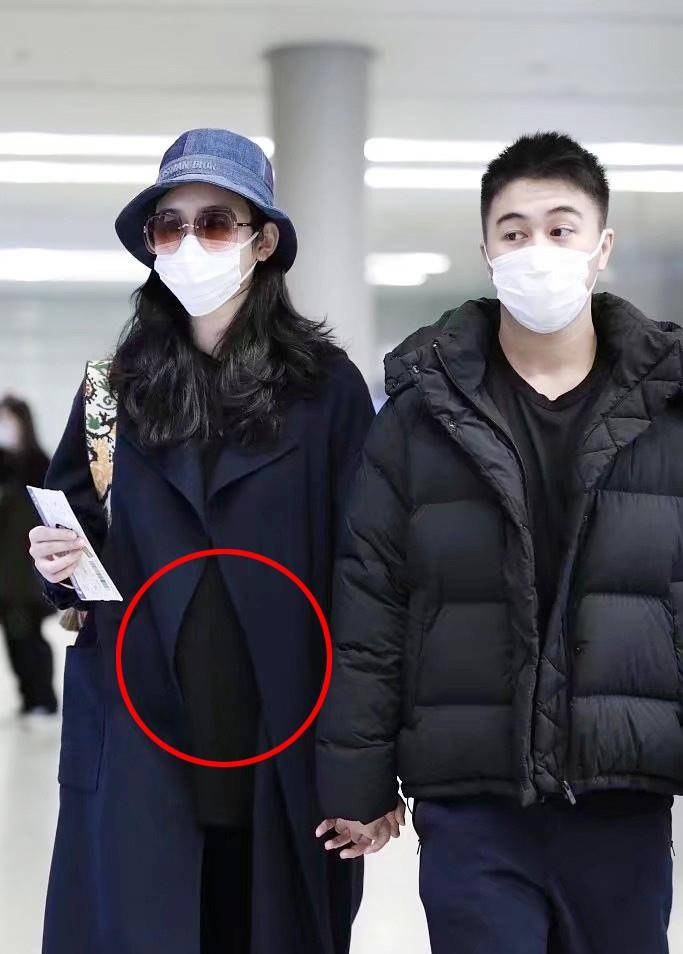 奚梦瑶传怀二胎被偶遇,与何猷君同框撒狗粮,走路不停看肚子_孩子_夫妻