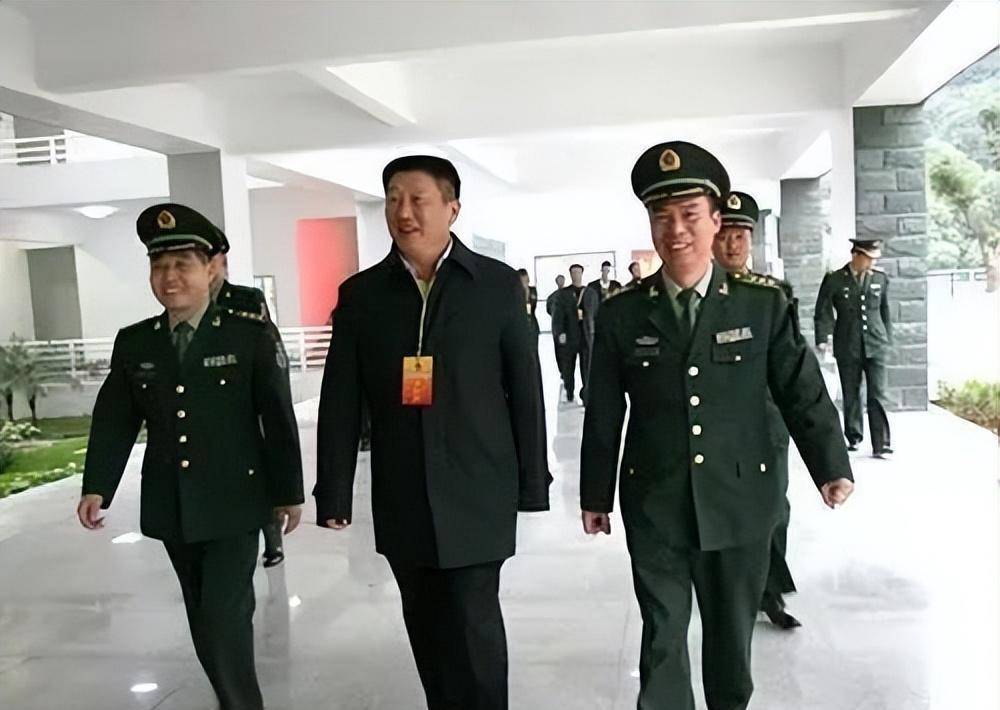 年期间,蒋尊玉的仕途一路高歌,从深圳市规划国土局龙岗分局局长起步