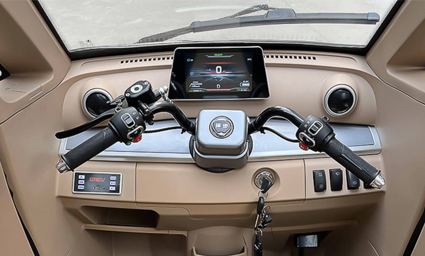 整车采用了米色的内饰,丝毫没有压抑感,座椅,塑料材质都是按照汽