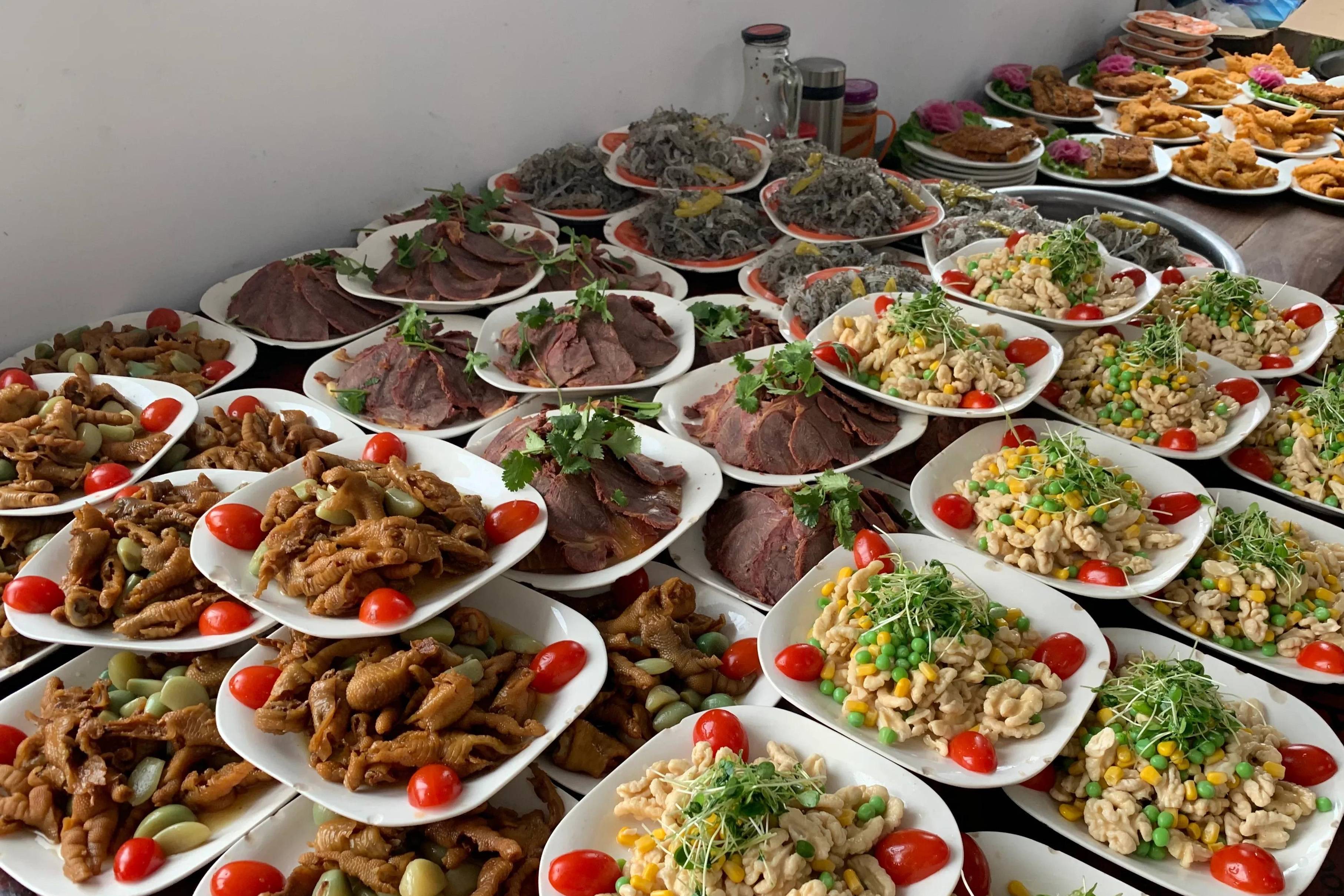 北方农村宴席,青菜没人吃,大鱼大肉上桌就抢光,网友:胃口真好_团队