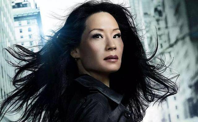 霹雳娇娃刘玉玲:与众不同的单亲妈妈,51岁陪儿子过5