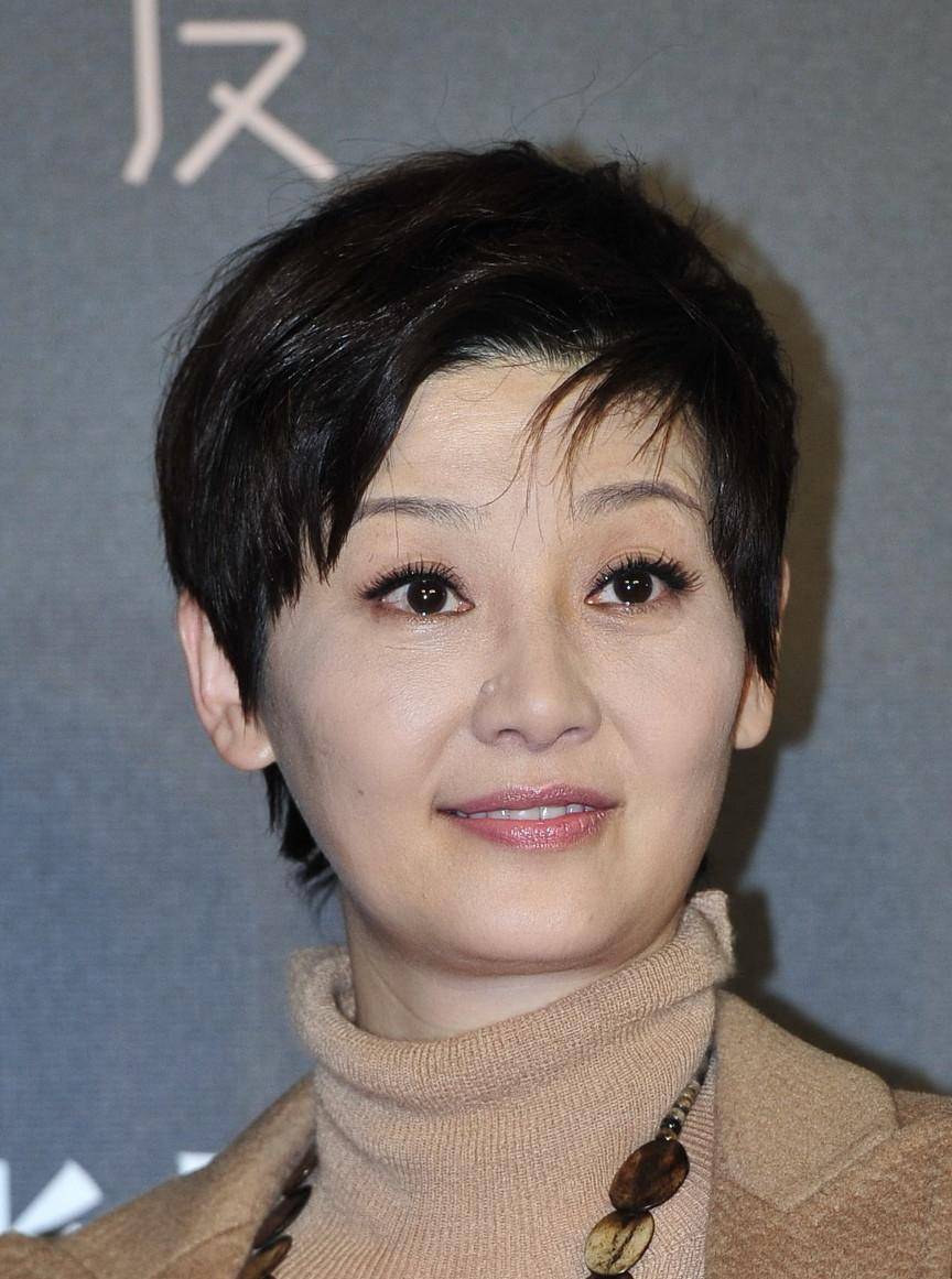 大佬娇妻徐帆回娘家,与家人热聊,53岁似冻龄少女