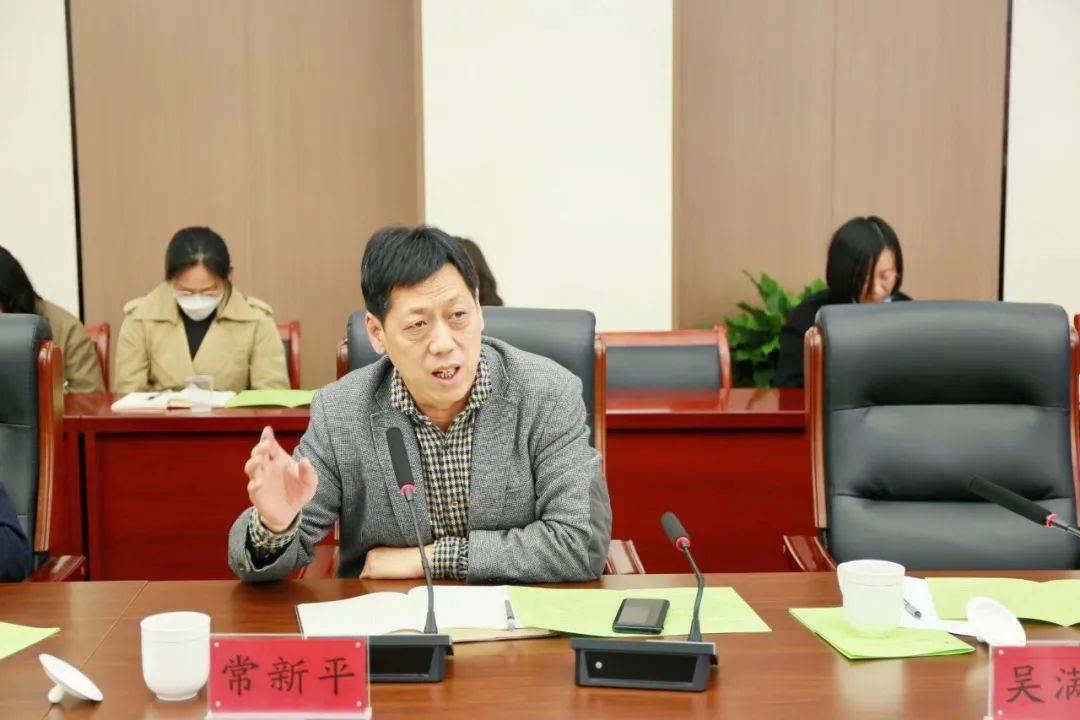 王宏斌教授作专题报告刘晓音教授作专题报告于多珠部长主持会议李洁