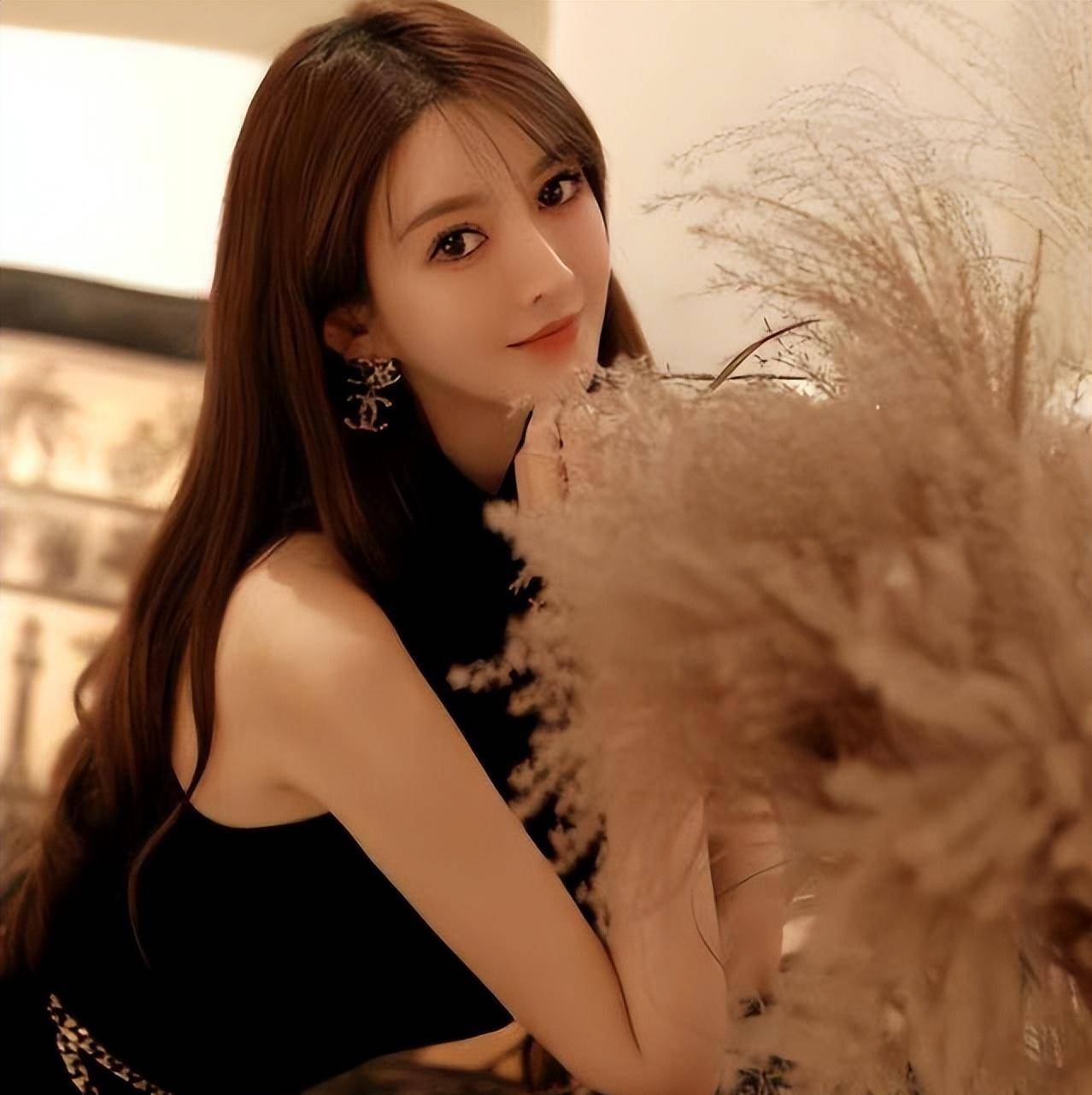 有一次黄晓明回家,在杨颖家附近过夜.有网友猜测两人可能会复婚.