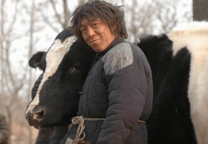 同样都是演乞丐,黄渤衣衫褴褛周星驰用手抓饭,杨颖却如同开玩笑_角色