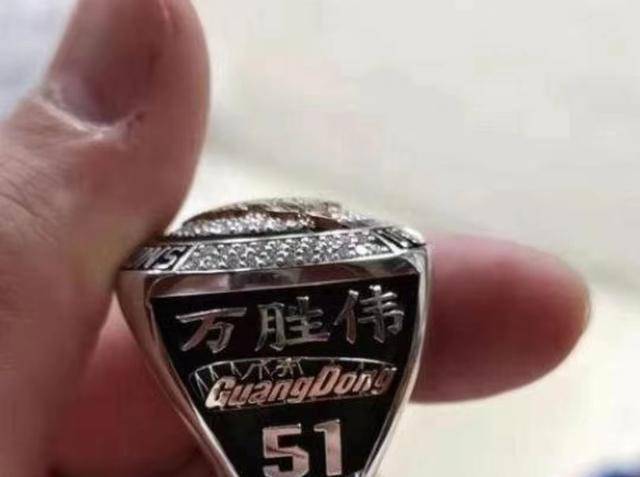 满心欢喜打开盒子之后发现似乎总冠军并不属于他——纵观cba,令人匪夷