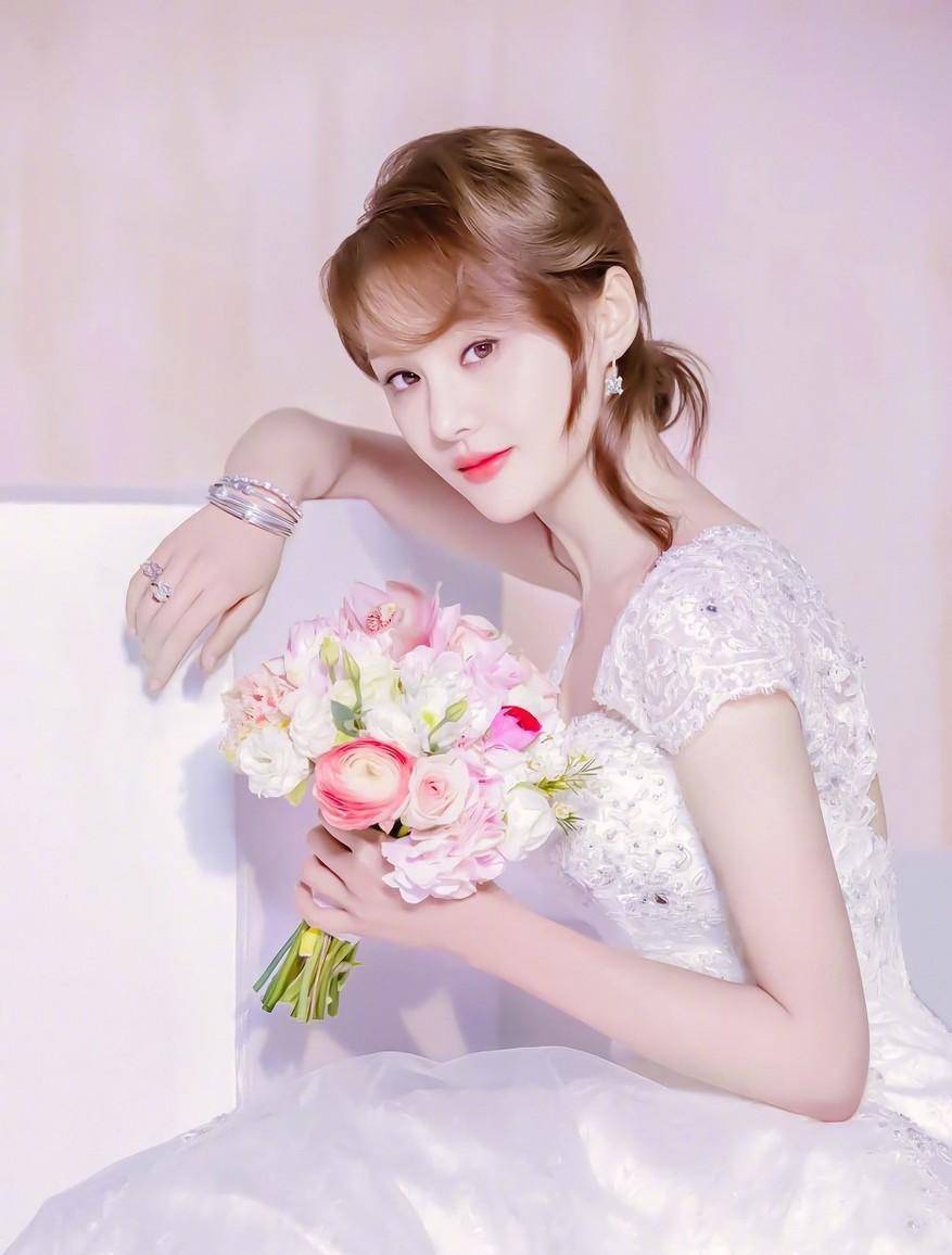 这部电视剧捧红了很多演员,例如张翰,郑爽,俞灏明等等