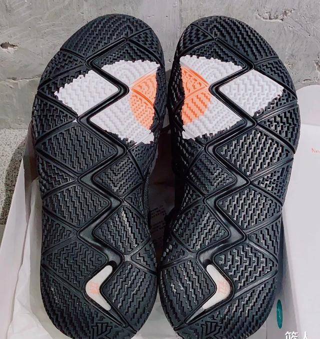 nba球星战靴:欧文的新球鞋来了,3双签名鞋的结合体!