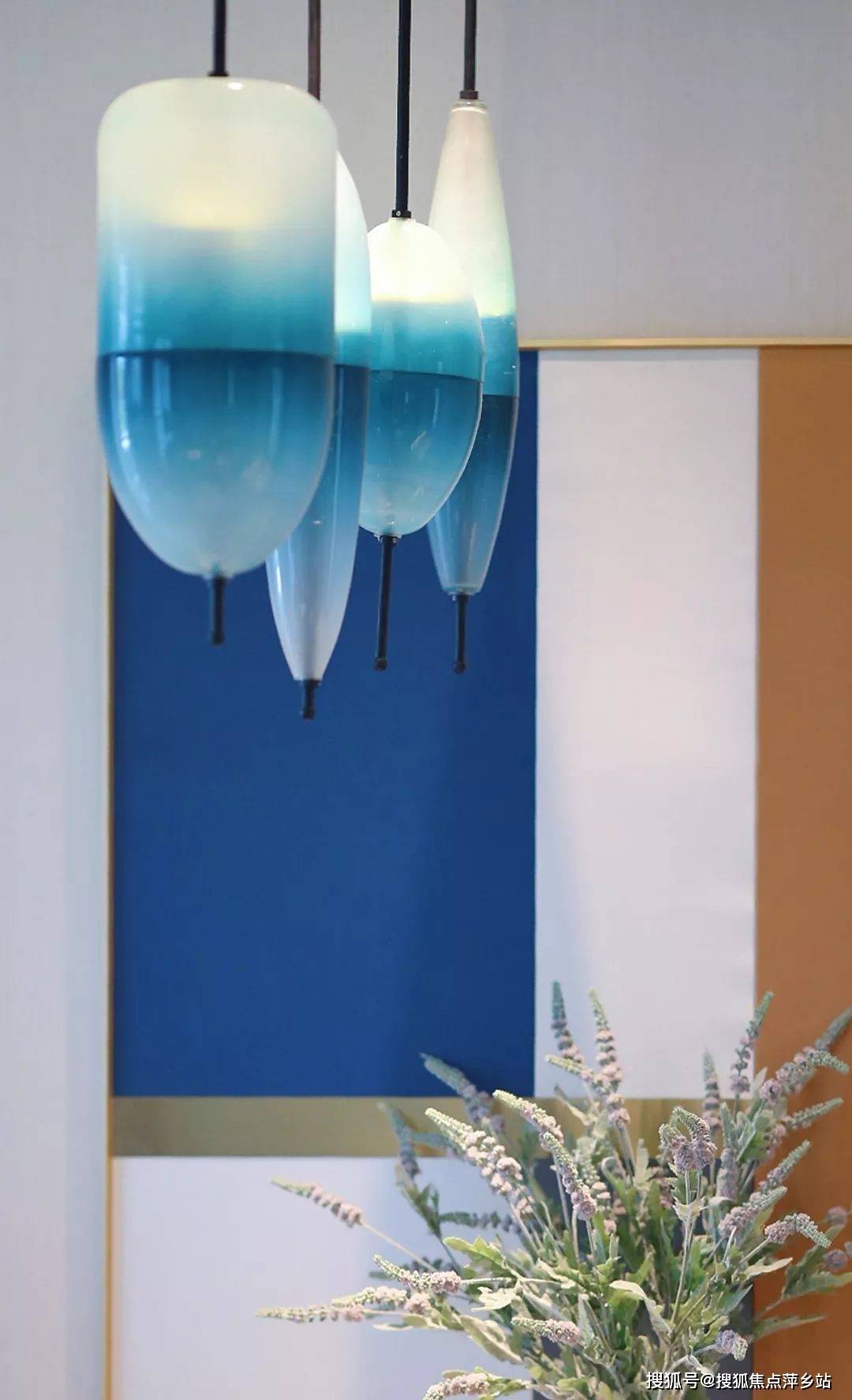 盆栽,鲸鱼摆件,使得纯白单调的空间变得细腻多元;餐区幽悠水蓝色吊灯