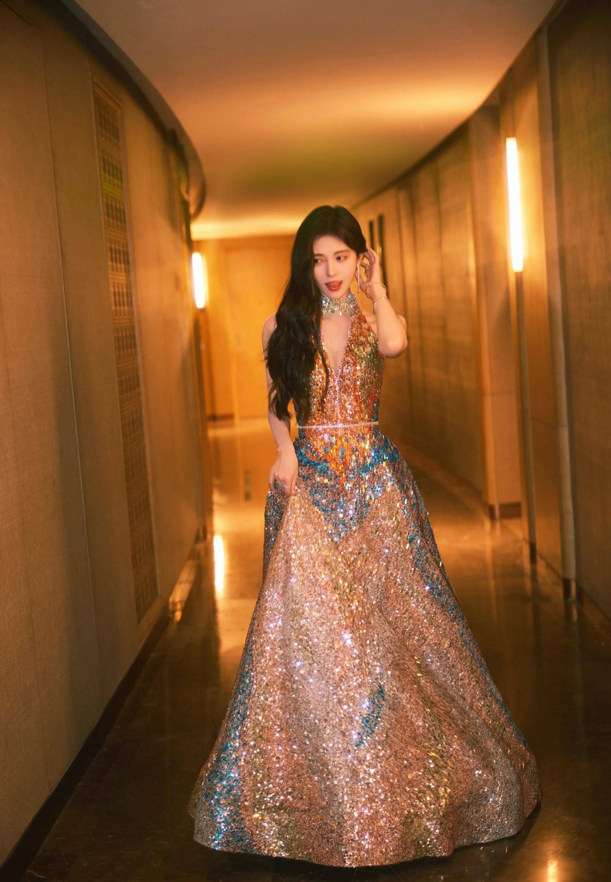 鞠婧祎鎏金露背长裙造型,深v设计显性感,一身亮片高贵又美艳_夜色