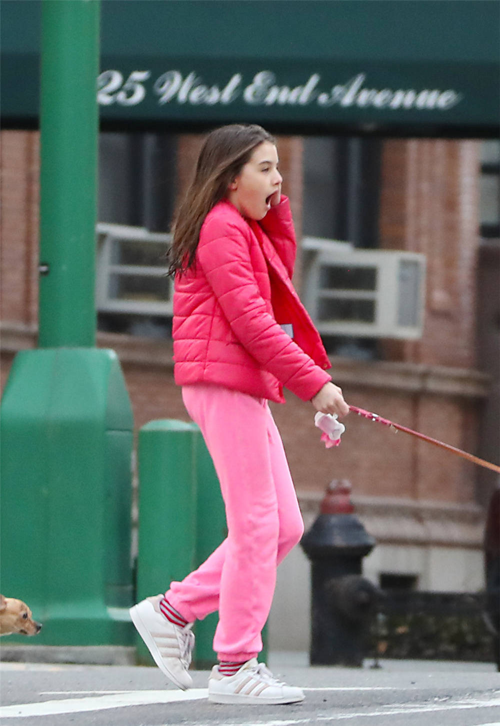 苏瑞终于不低调,一身枚红色搭配俏皮可爱,这么会穿真的只有13岁_羽绒