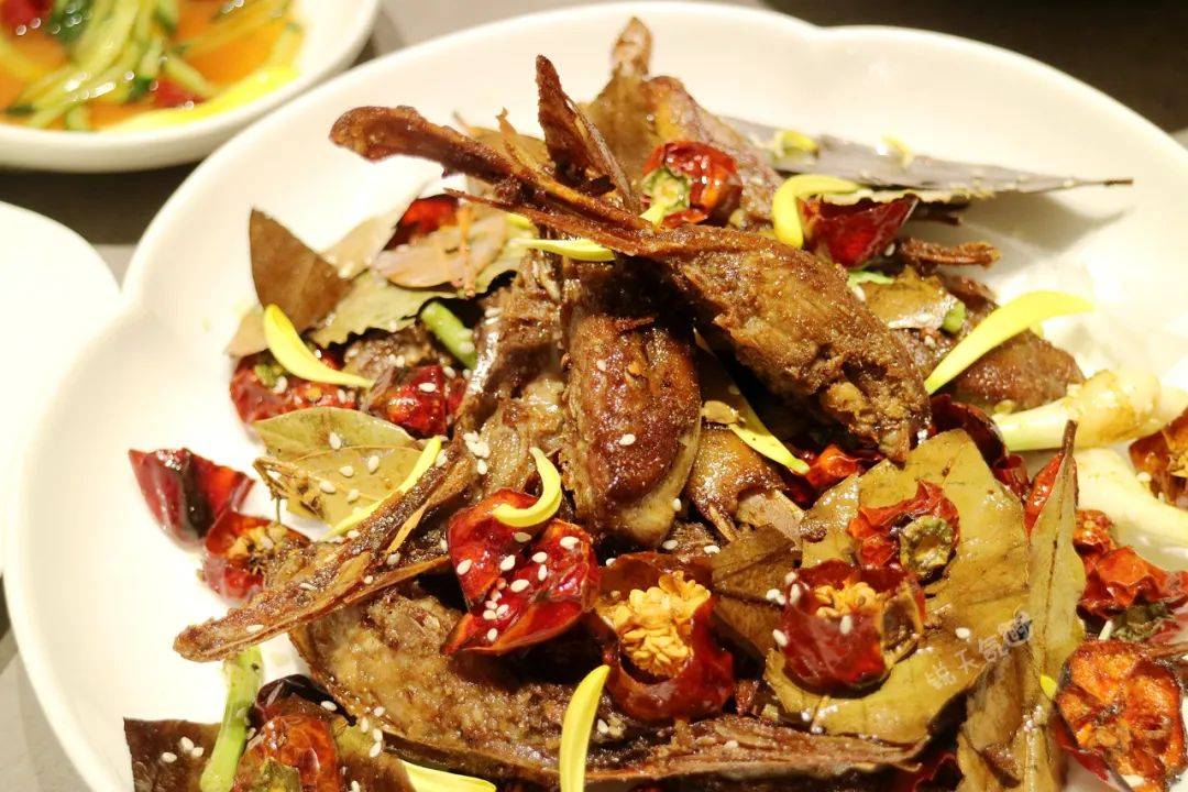 香叶鸭头,表皮脆而不硬,而且非常入味,一旦啃起来,就不想停下来了.