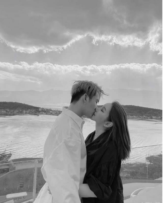 李雨桐与男友首次旅行,相拥亲吻浪漫如漫画,大赞吴懿韬会拍照_女人