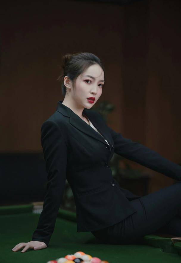 美女裁判王钟瑶亮相新岗位,身材高挑,容颜俏丽,希望梦想成真!