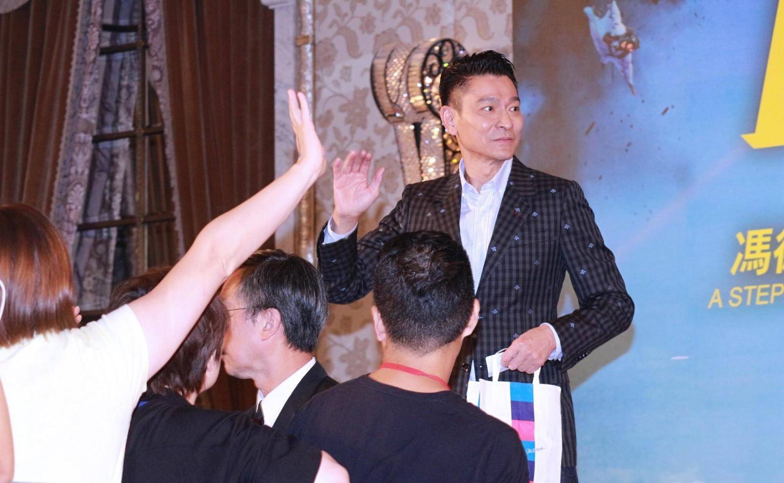 刘德华出道40年为何还是顶流?出镜中两个细节暴露人品_马东_时候_易立