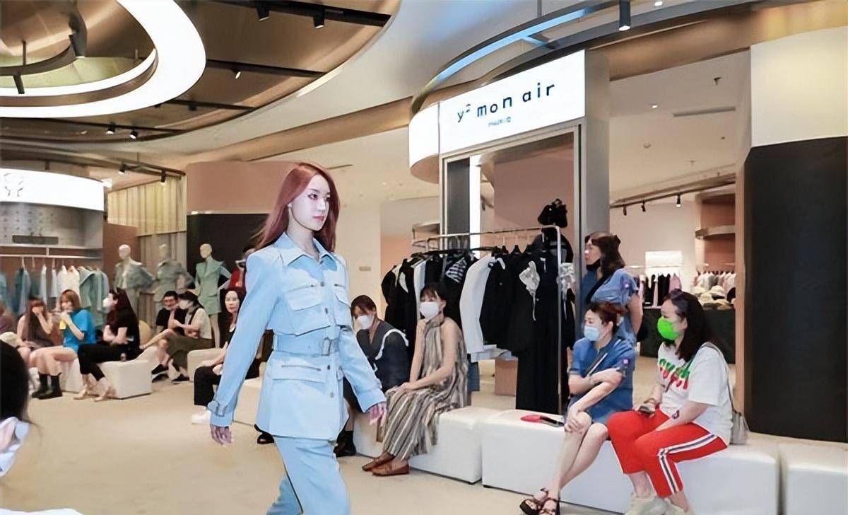 bfc还特别邀请小红书头部博主,tart tart品牌主理人rita wang作为时尚