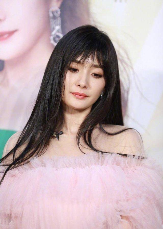 杨幂空气刘海新造型引热议,被吐槽方脸抢镜,"嫩牛五方"再现_网友_脸型