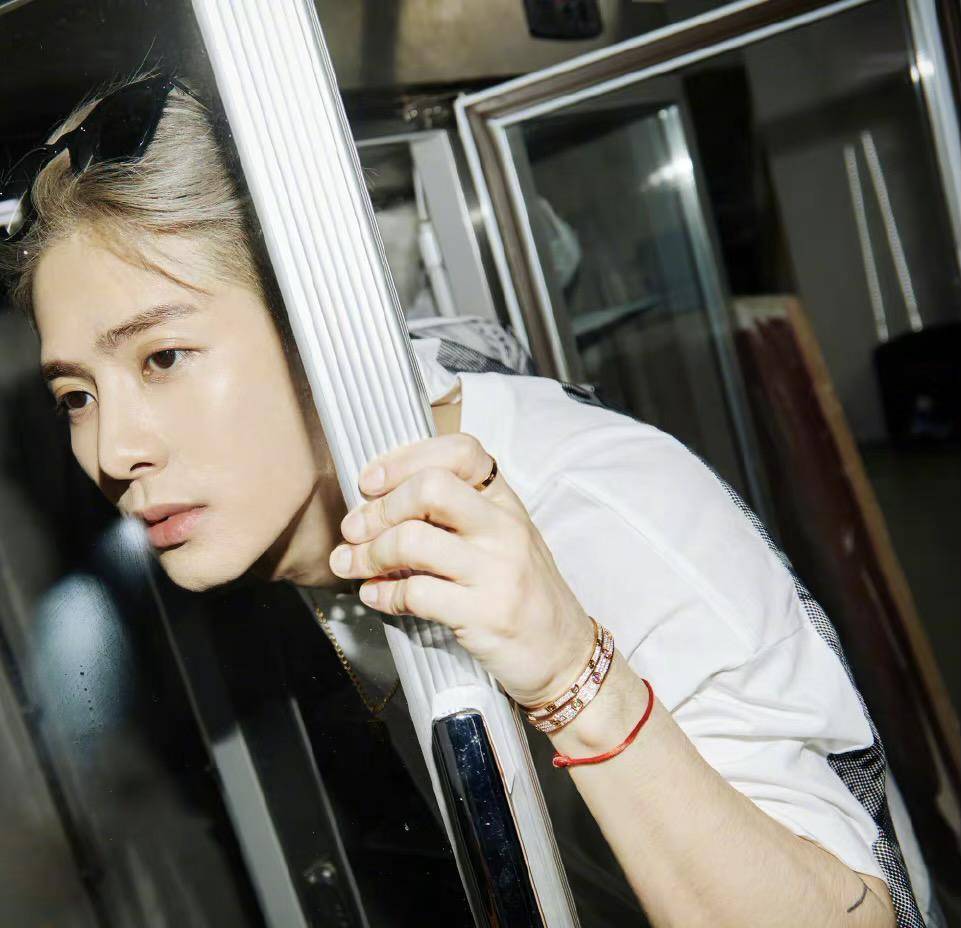 王嘉尔金发抢眼,庆生感恩父母,手链价值不菲还带红绳_头发_风格_韩国