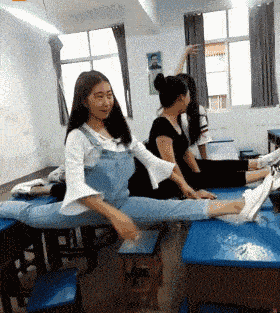 搞笑GIF趣图：如何成为低配钢铁侠_妹子_表哥_同学