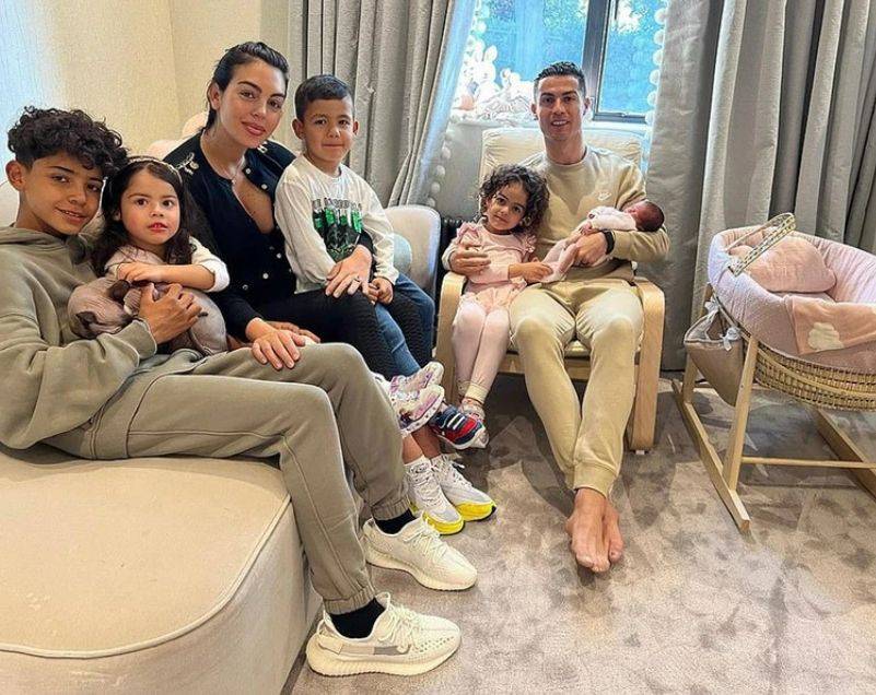 娃,即便不是自己亲生的孩子,她依旧视如己出,这也是c罗从众多女生当中