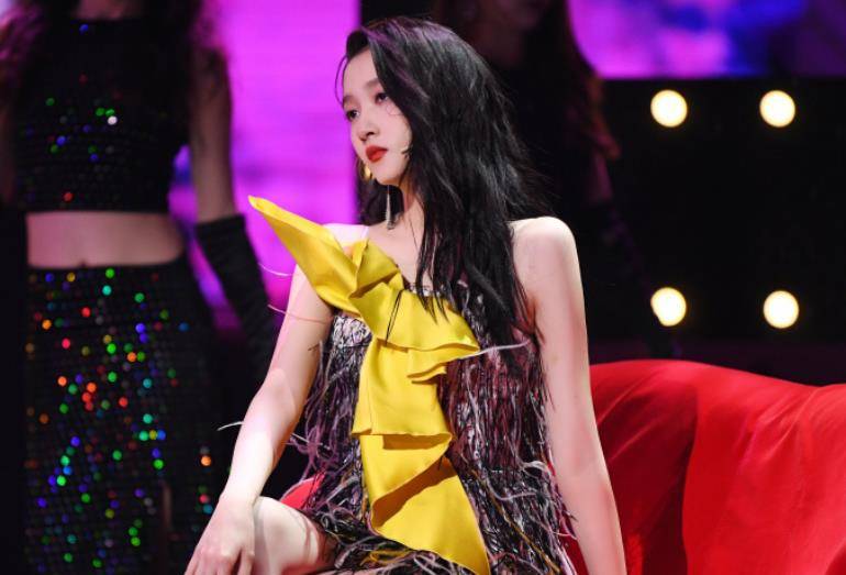 关晓彤首次与钟汉良跳舞,男方手却意外碰到男友专属地.