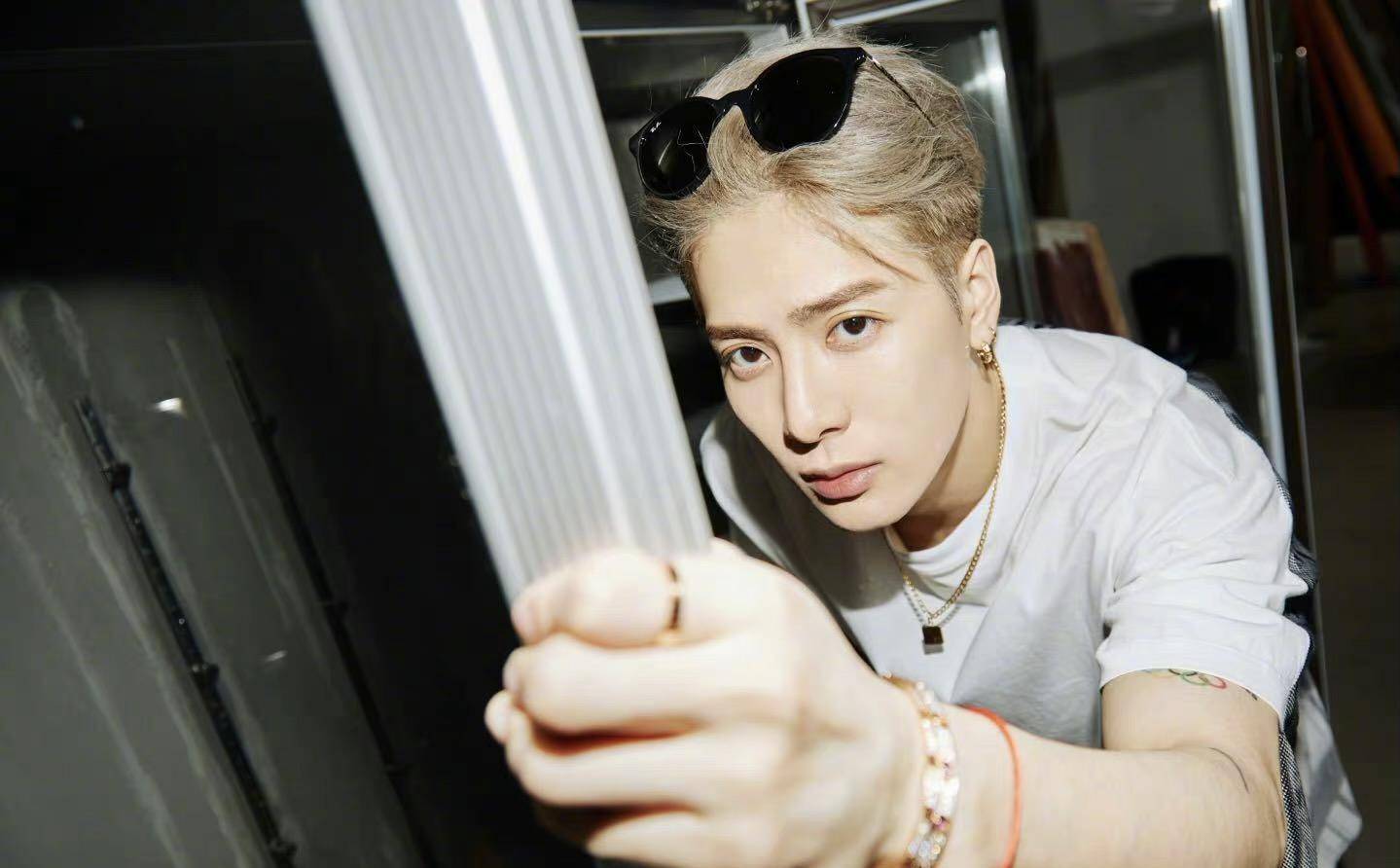 王嘉尔金发抢眼,庆生感恩父母,手链价值不菲还带红绳_头发_风格_韩国