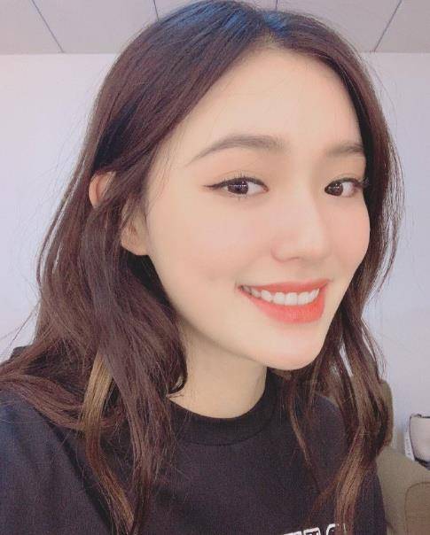 话说回来,林允笑起来的样子,还真是好看.