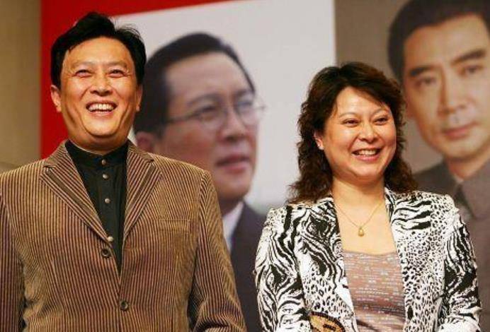 47岁"端妃"李宜娟挽唐国强胳膊合影,被男方嫌弃一把推开好尴尬_观众