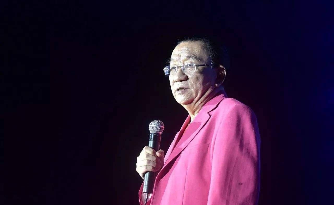 何云伟在侯耀文坟前手插裤兜,不叫师爷改名叫叔_侯耀华_郭德纲_侯宝林