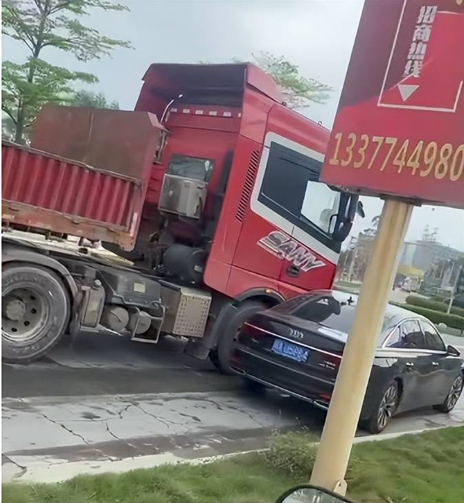 梧州市毅德城方向发生车祸,一辆大货车撞上奥迪小车～_大车_盲区_距离