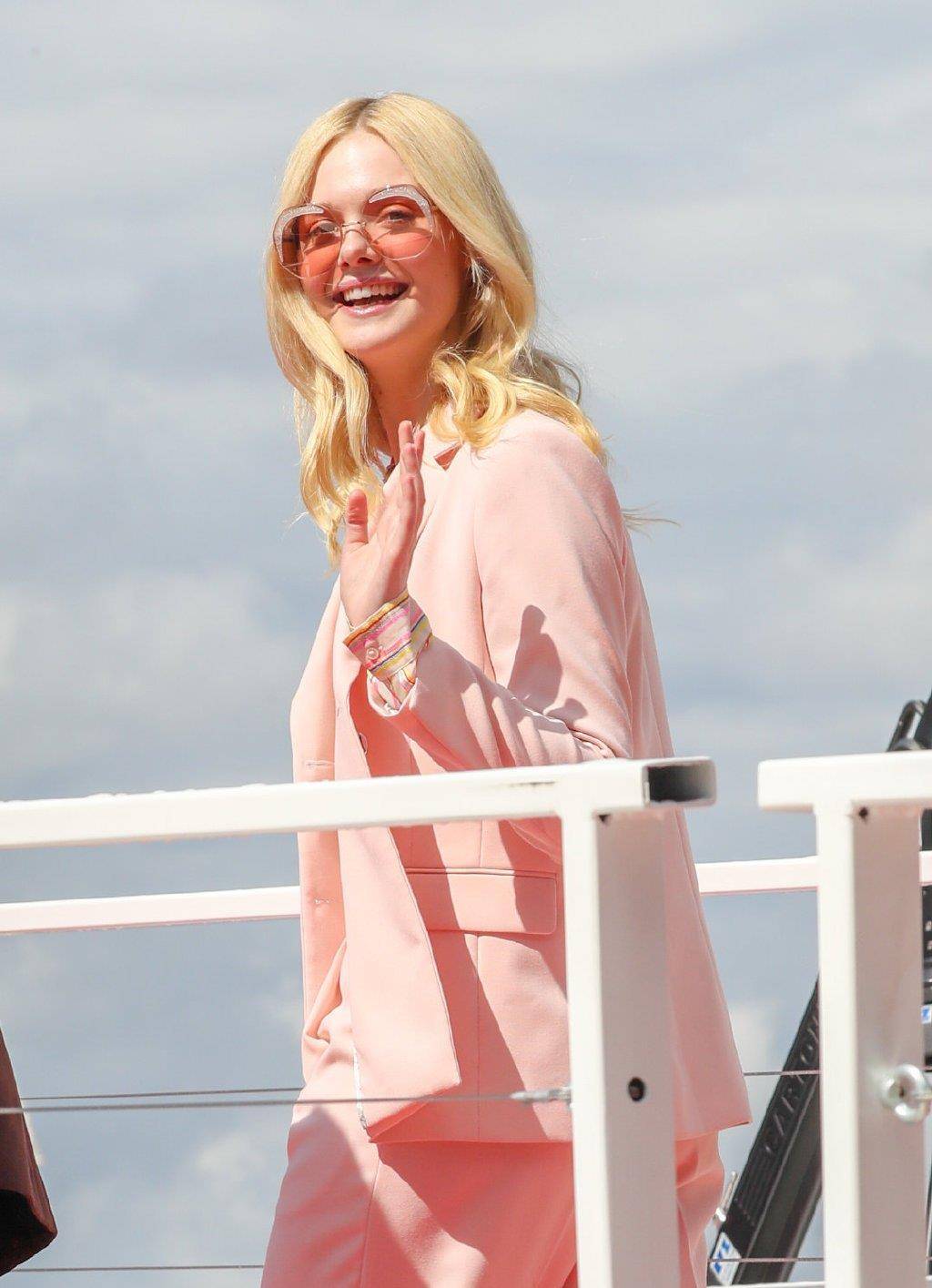 睡美人艾丽·范宁现身电影节,粉色西装超抢镜_角色_成为了_姐姐