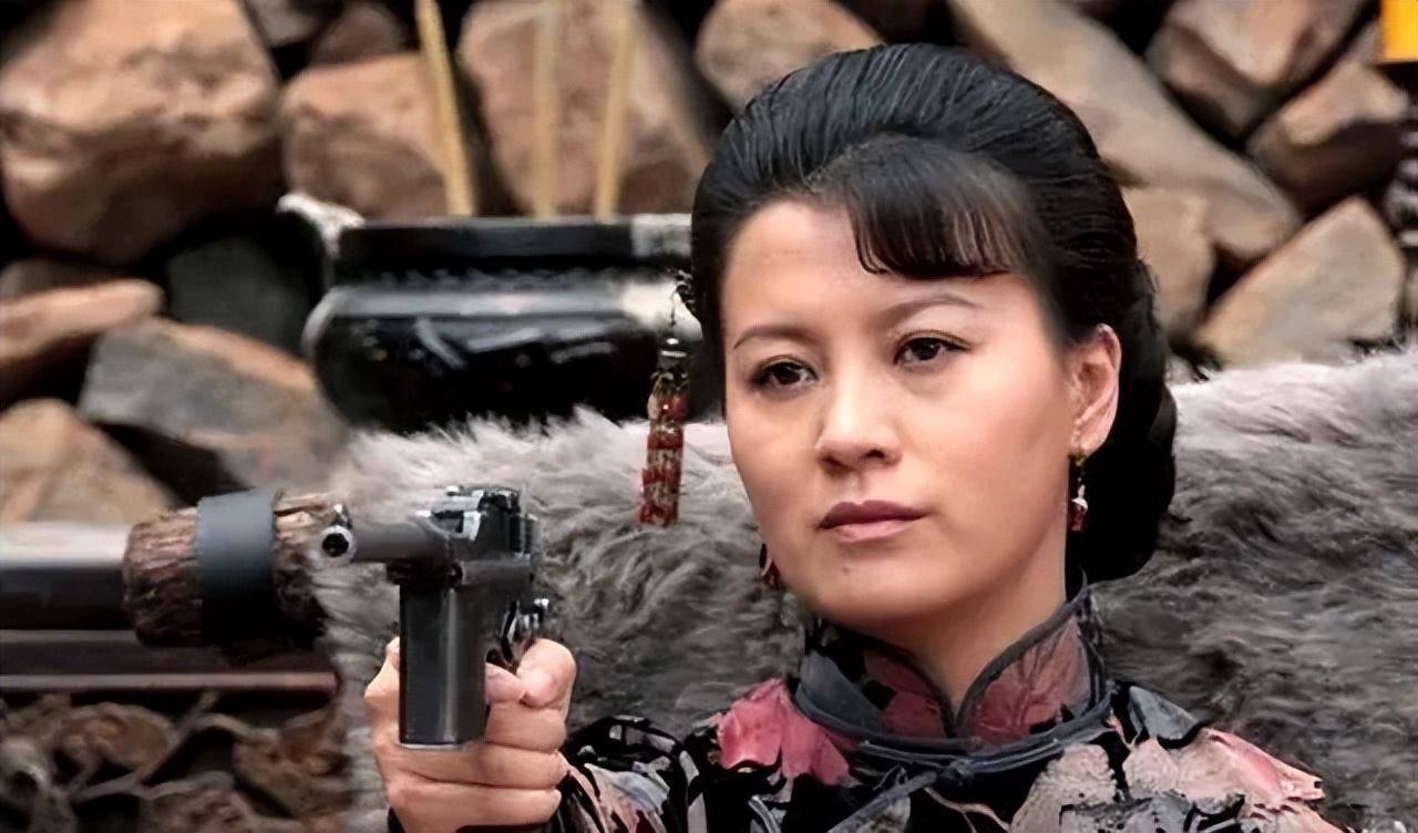 1933年豫西女匪张寡妇被枪毙,三个儿子全遇害,临死大喊是被逼的_张贺