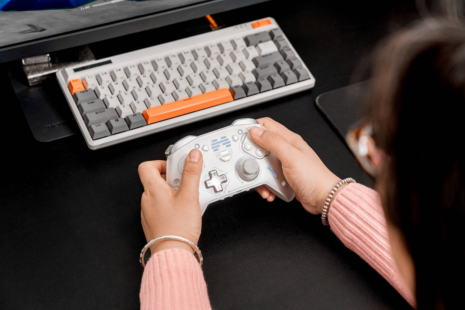 全平台通吃、瞬发光轴微动、六轴体感，北通宙斯2游戏手柄评测